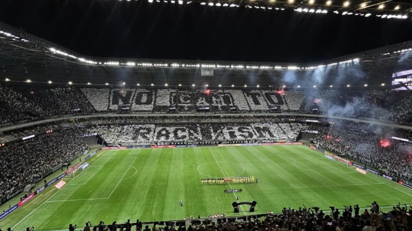 Torcida do Atlético-MG exibe mosaico antirracista em jogo da Libertadores