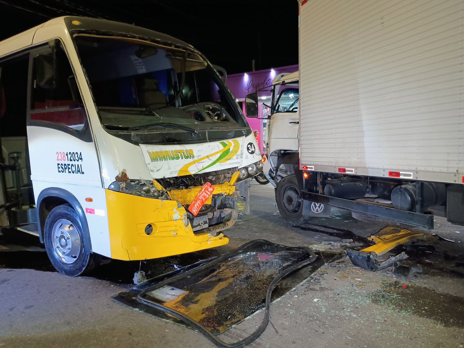 Acidente entre caminhão e micro-ônibus deixa 4 pessoas feridas no Lago Azul