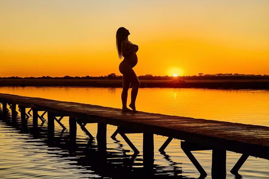 Virgínia posa mostrando o barrigão na reta final da gravidez