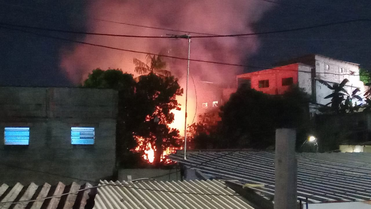 Incêndio destrói casa e quase se alastra para outros imóveis em Manaus
