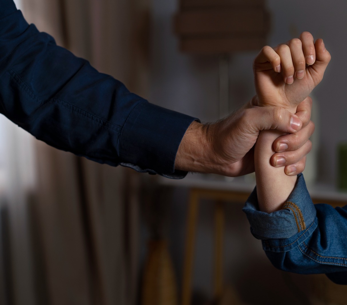 Homem é preso pelado após tentar estuprar mulher do próprio amigo 