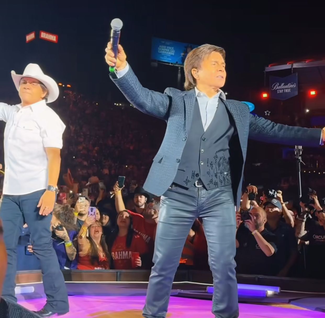 Em Barretos, Xororó se incomoda com falha técnica durante tributo