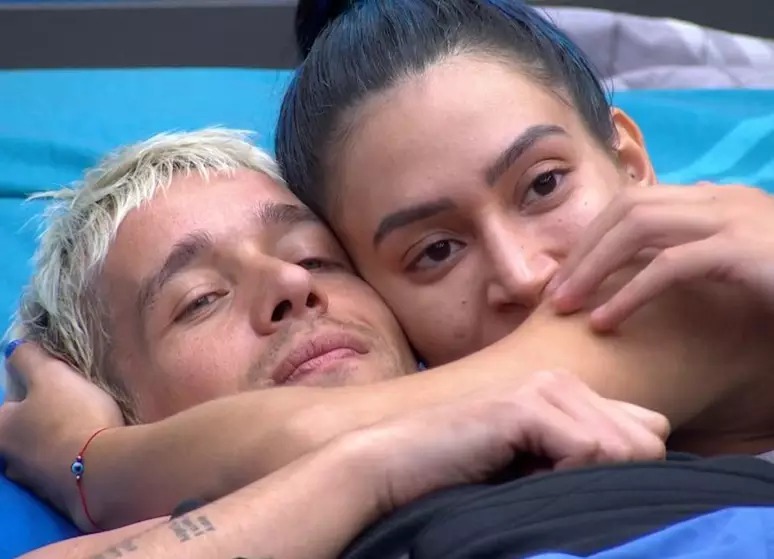 Estrela da Casa: Unna X e Matheus trocam carícias debaixo do edredom