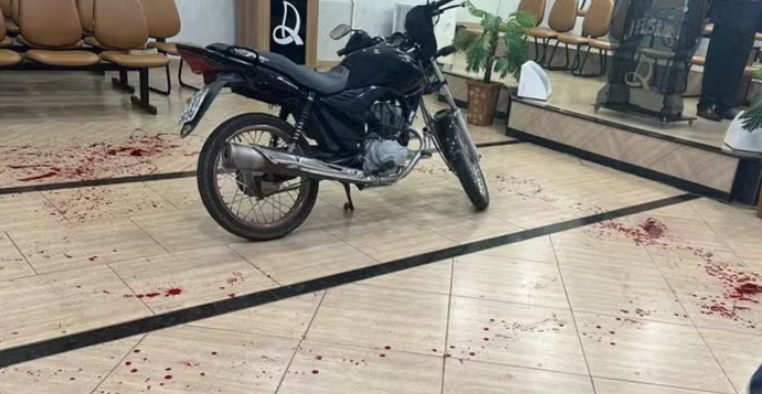 Homem invade igreja com moto e esfaqueia três durante culto