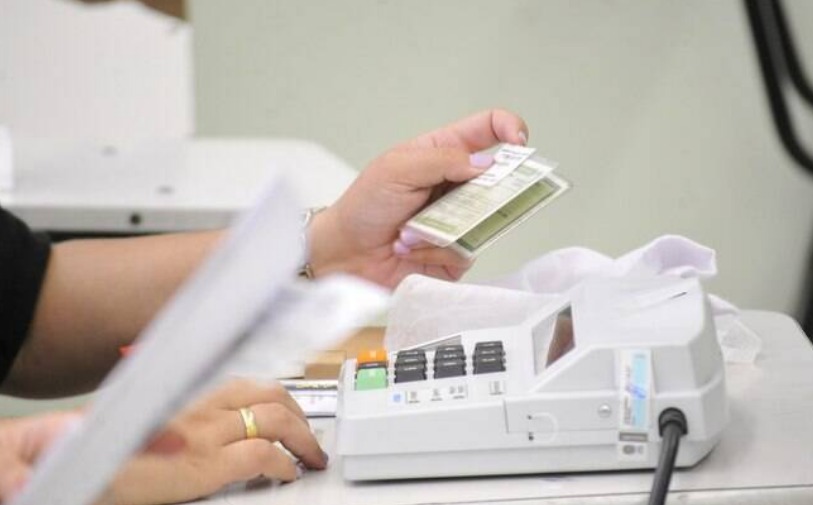 Polícia Federal investiga mesário que 'fez o L' em seção eleitoral e deu risada