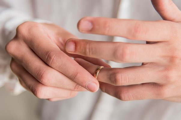 Criminoso usa os dentes para arrancar aliança de vítima em assalto no Rio