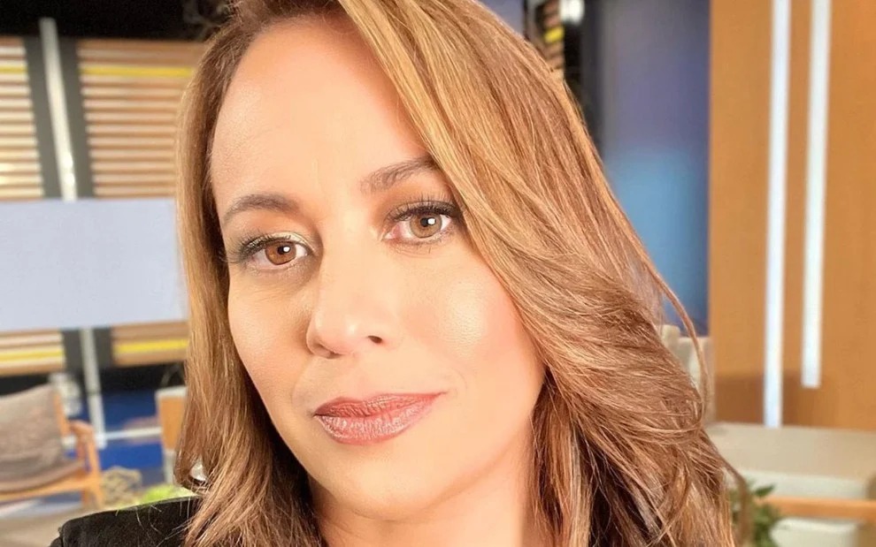 Apresentadora Renata Alves sofre acidente doméstico e passa por cirurgia
