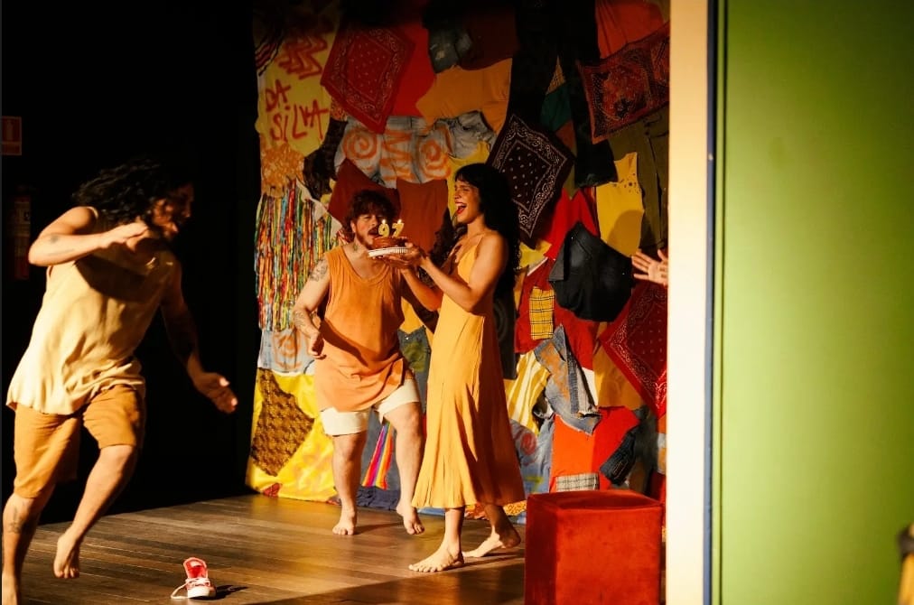 Ateliê 23 apresenta espetáculo 'Da Silva' no Teatro Gebes Medeiros