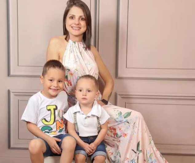 Mulher e filhos são encontrados carbonizados dentro de carro