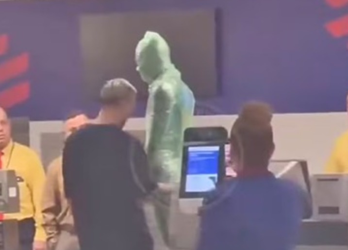 Homem enrolado em plástico tenta se despachar como mala em voo da Latam