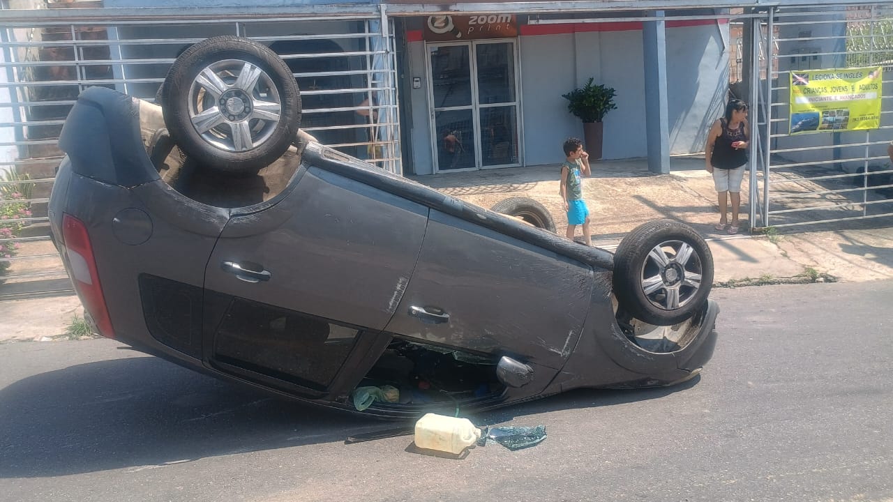 Motorista com sinais de embriaguez atinge veículos e capota carro no Petrópolis