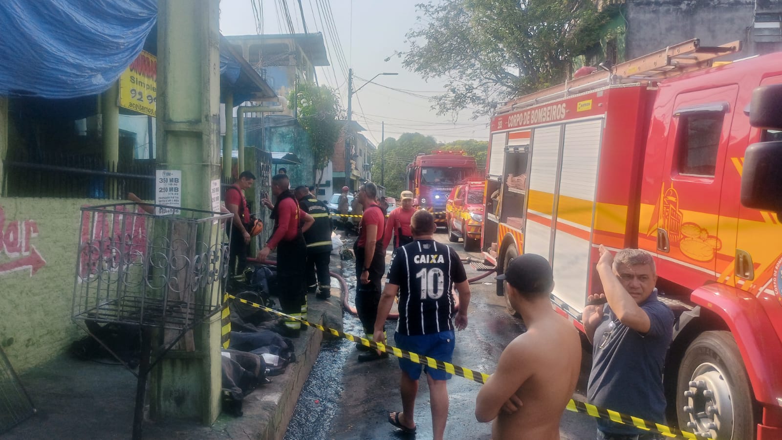 Incêndio no Petrópolis atinge quatro kitnets e deixa famílias desabrigadas