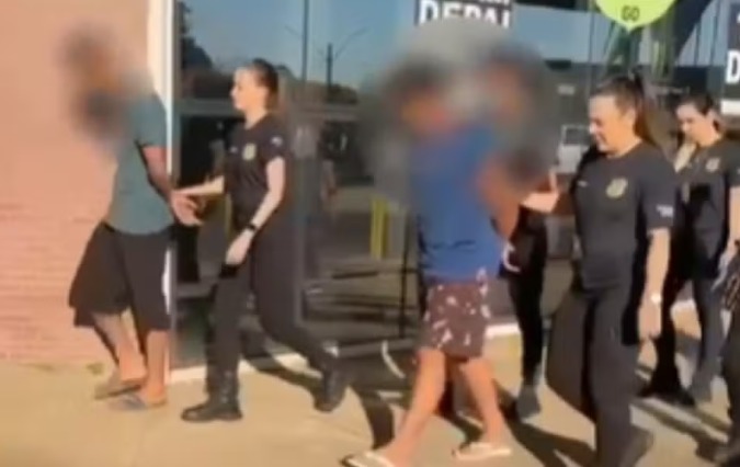 Dupla é presa por estupro coletivo de adolescente dentro de carro