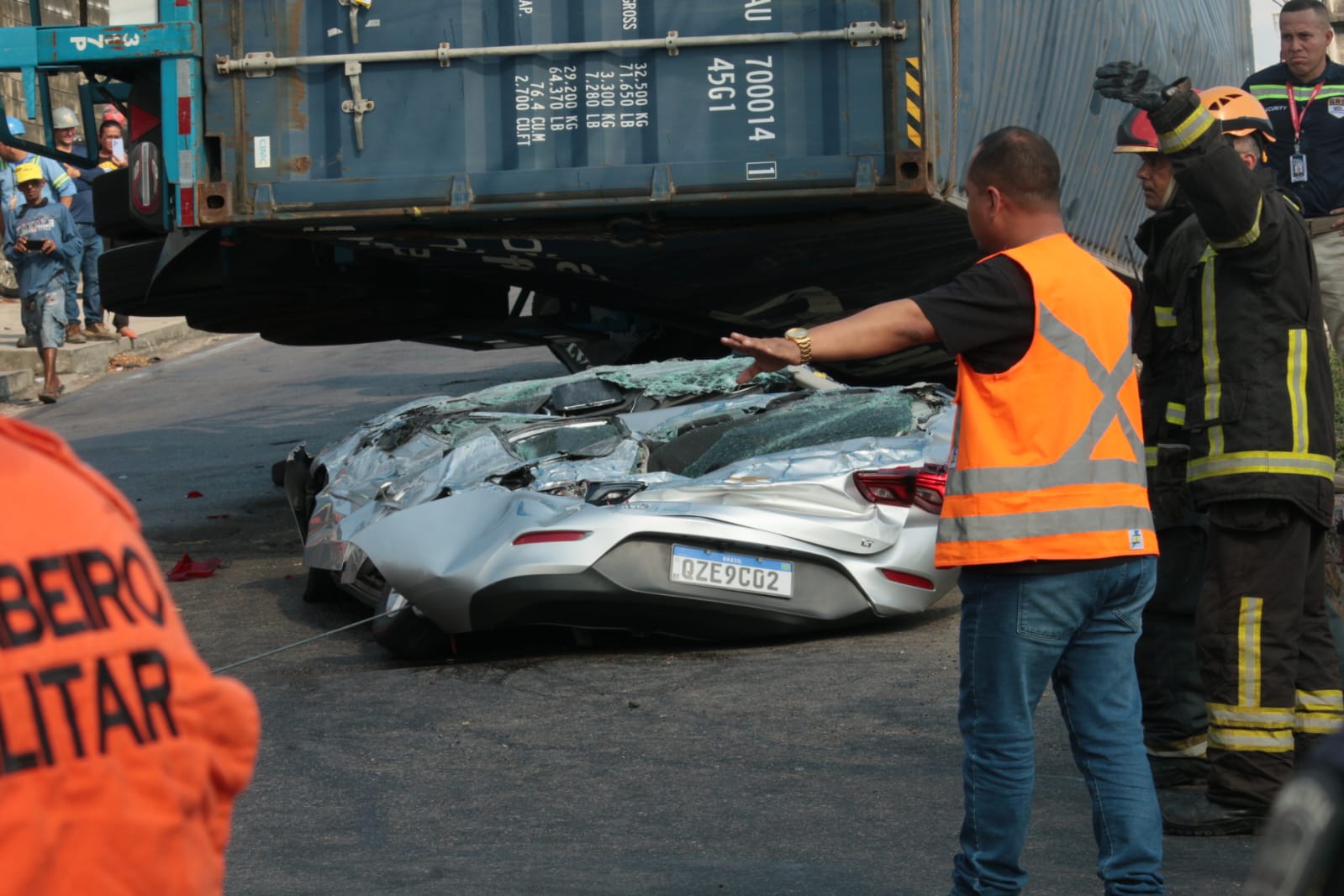 Motorista de carreta que esmagou carro fugiu após acidente, dizem bombeiros