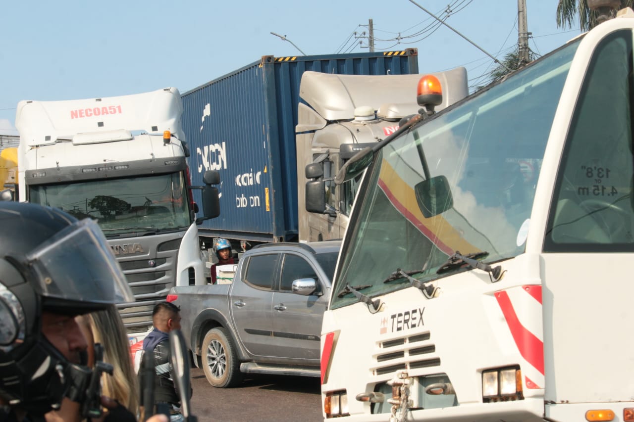 Trânsito é alterado após acidente entre carro e carreta em Manaus 