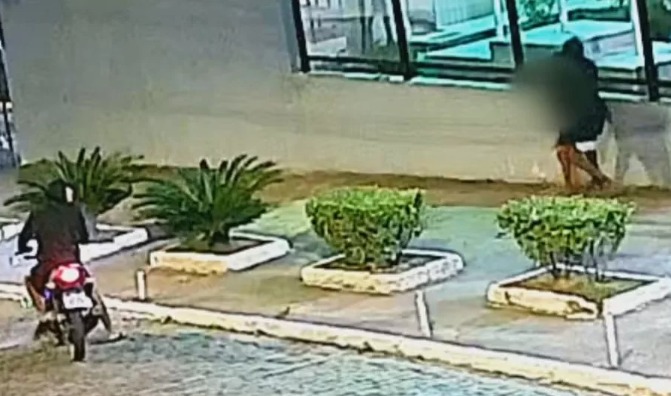 Jovem implora para ladrão não levar celular: 'meu pai tá pagando no cartão'