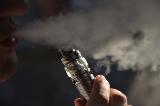 Adolescente sofre colapso pulmonar por uso de vape