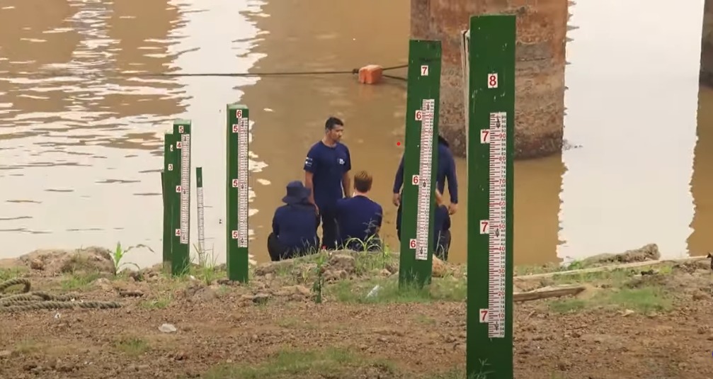 Rio Madeira atinge nível mínimo histórico, vira bancos de areia e isola cultivos de banana