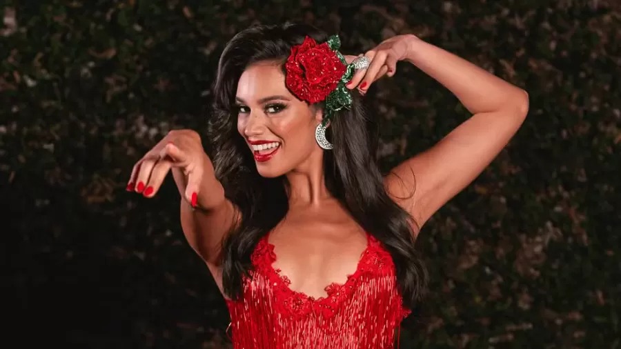 Ex-BBB Alane é coroada musa da Grande Rio