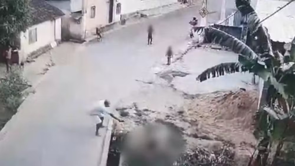 Homem mata vizinha a tiros na frente dos filhos durante discussão