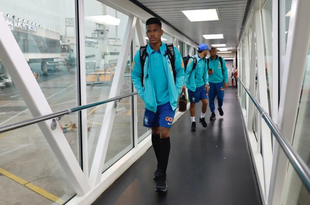 Brasil desembarca em Assunção para enfrentar o Paraguai nas Eliminatórias