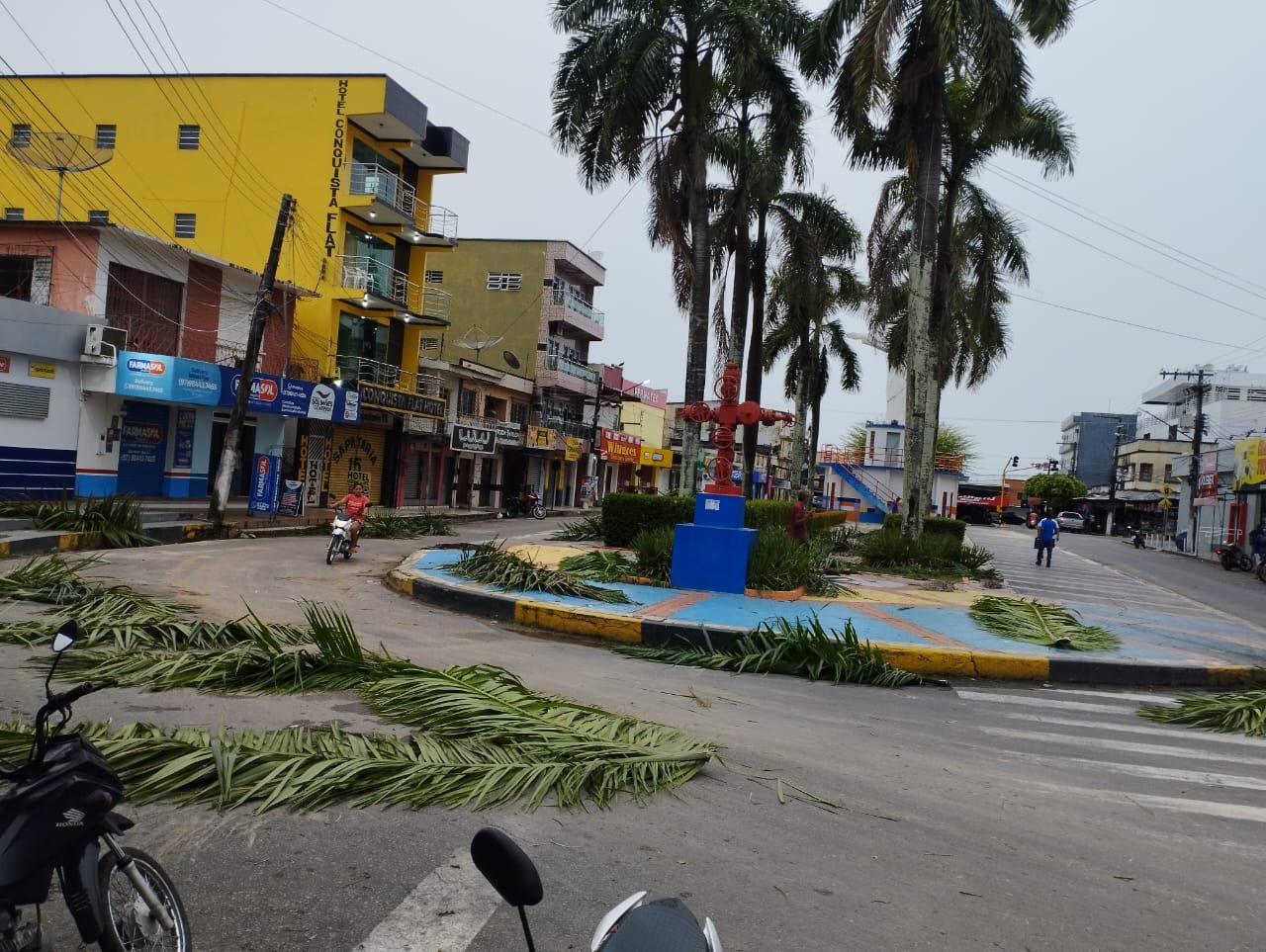 Temporal arranca telhados, derruba árvores e causa destruição em Coari