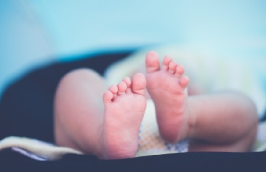 Recém-nascido morre sufocado após mãe rolar sobre ele enquanto dormia