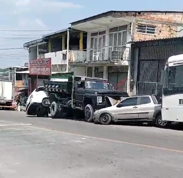 Abalroamento deixa uma pessoa ferida e veículos danificados em Manaus