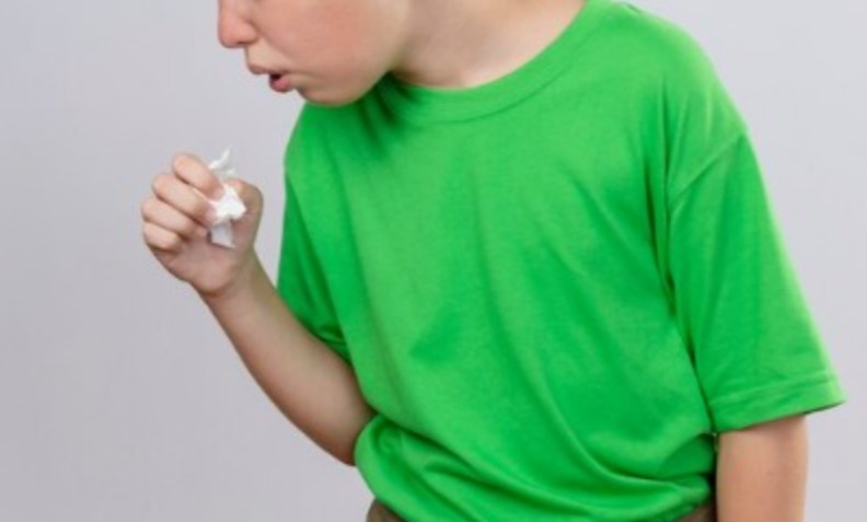 Criança engasgada com comida é salva por PMs em Manaus 