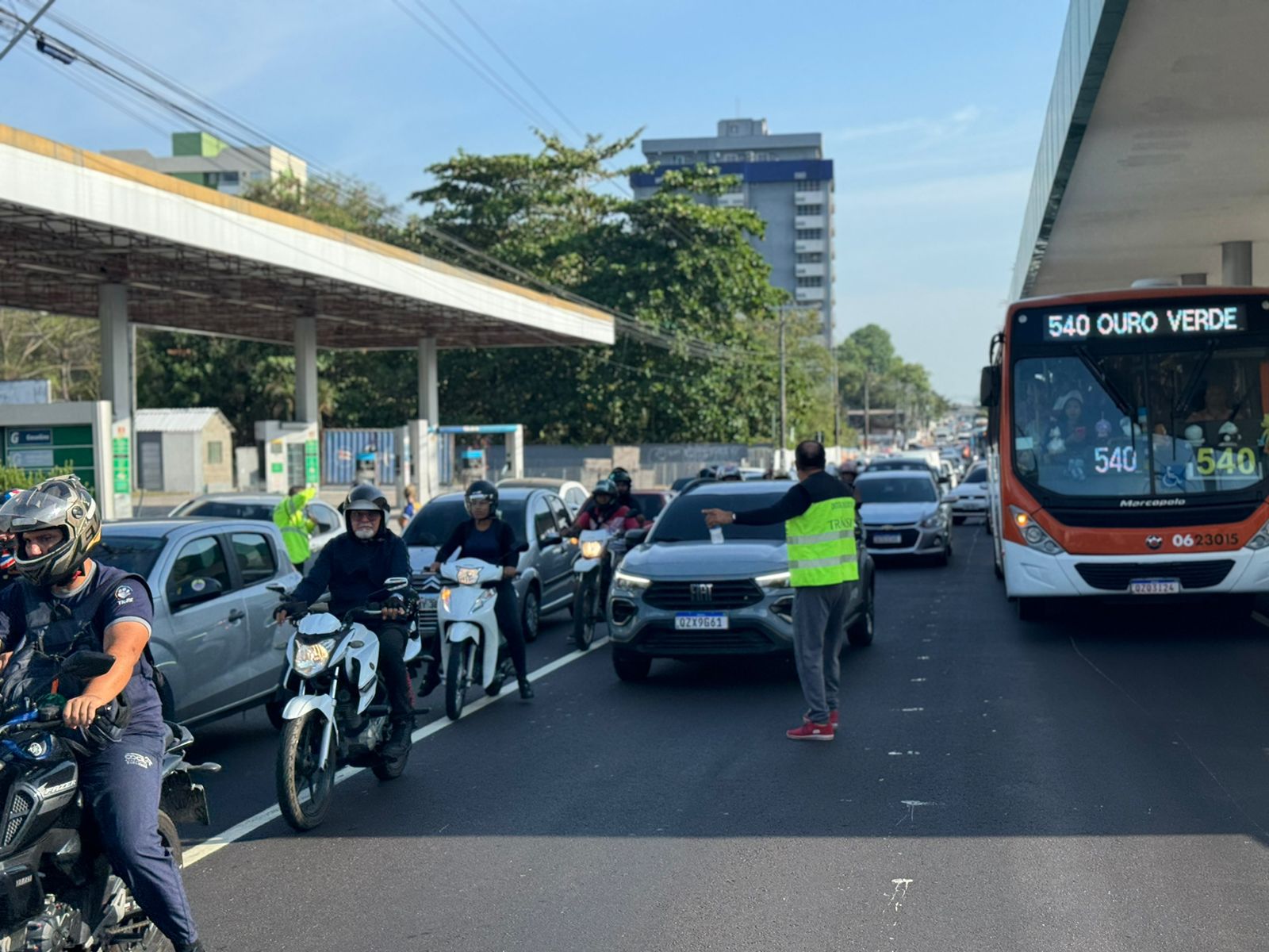 Acidente fatal causa congestionamento quilométrico na Av. Constantino Nery