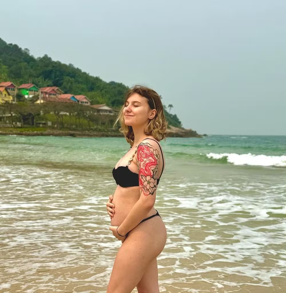 Isabel Veloso exibe barriguinha de gravidez na praia