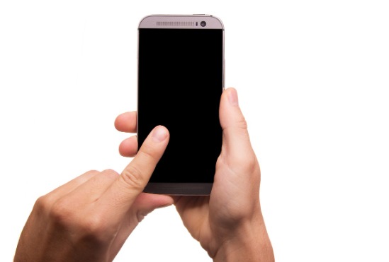 Técnico de celular exige R$ 200 mil para não divulgar nudes de cliente