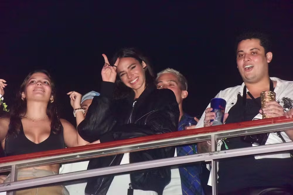 Bruna Marquezine e João Guilherme beijam muito no Rock in Rio; veja fotos