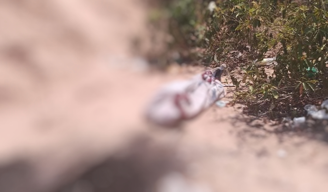 Enrolado em lençol, homem é achado morto em ramal no Lago Azul