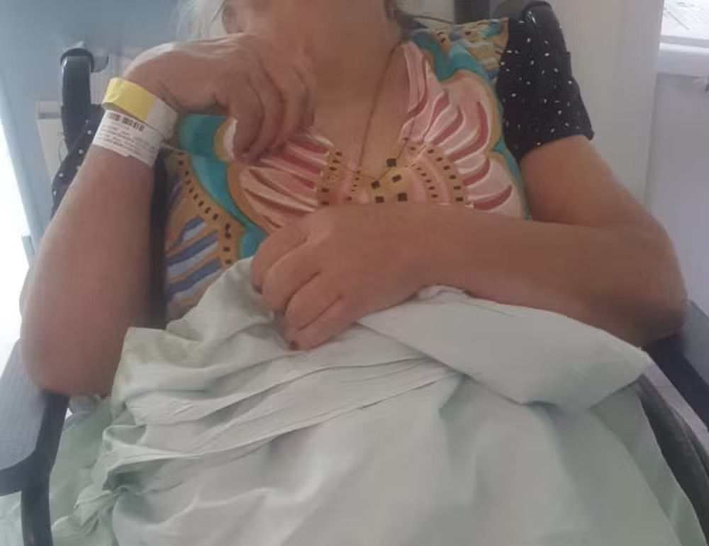 Idosa tem alianças de ouro furtadas durante internação em hospital