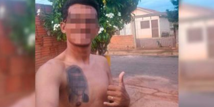 Professor abusa de alunos, faz tatuagem com rosto de vítima e é preso