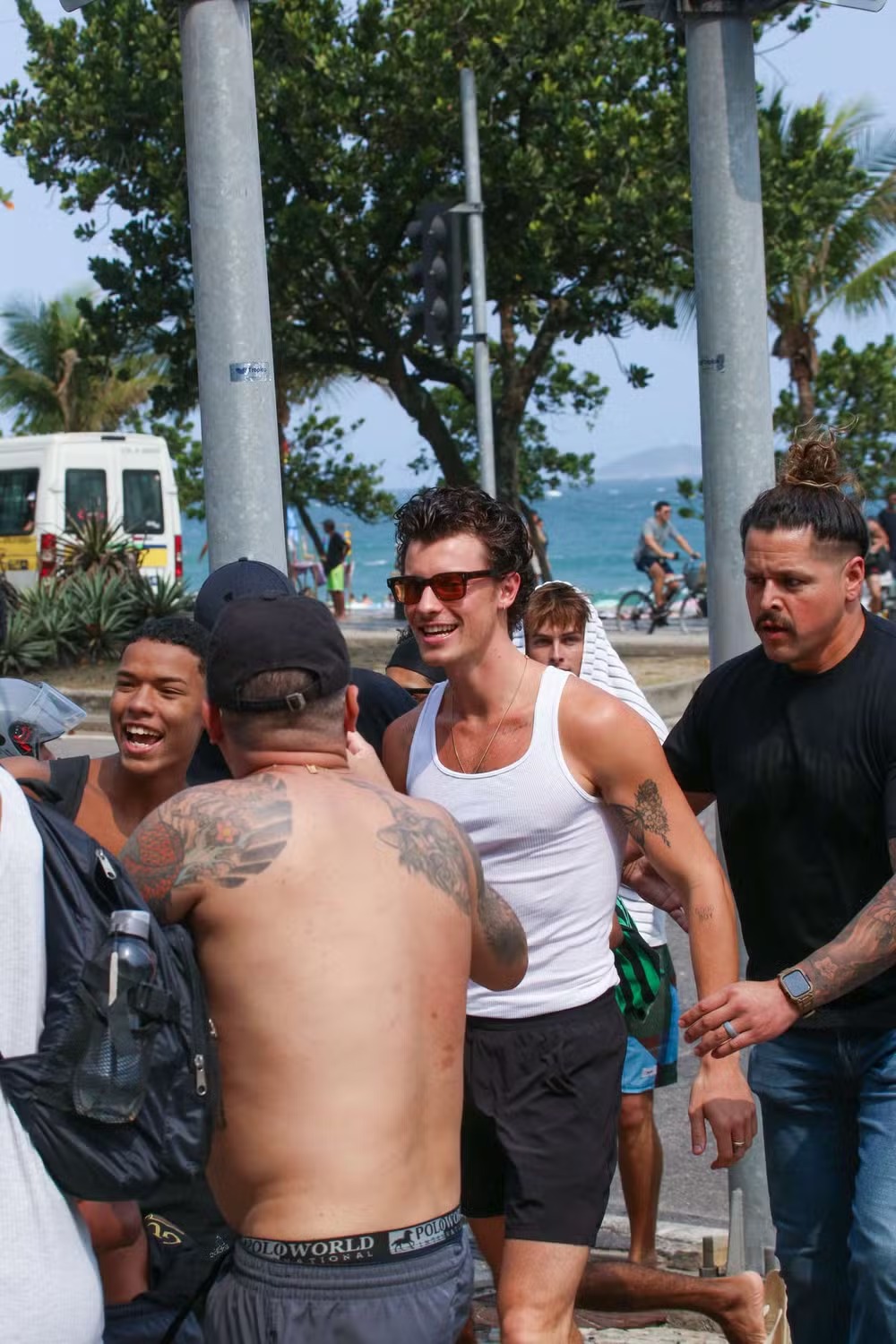 Shawn Mendes é cercado por fãs na praia de Ipanema; veja fotos