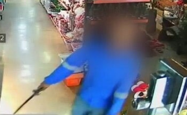 Homem mata namorada com espada e fere gravemente a ex em loja