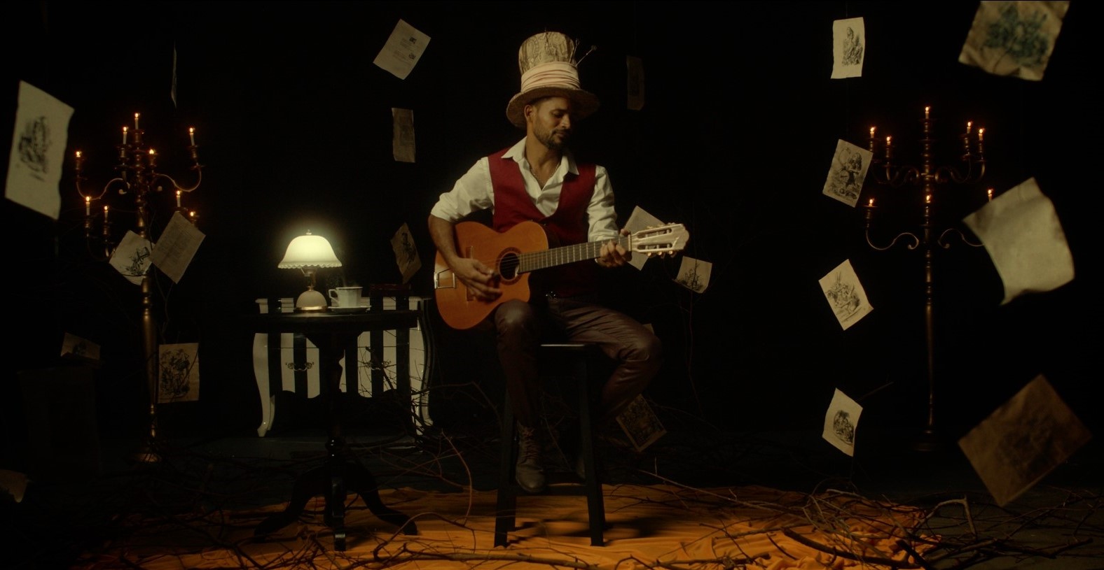 Leandro Negreiros exibe 'Espelhos Espalhados' em Manaus