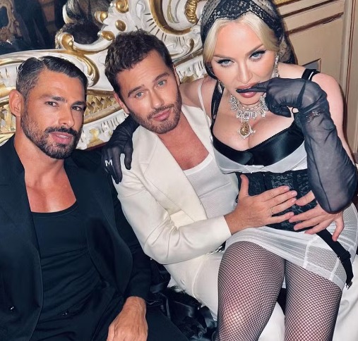 Madonna posta foto com Cauã Reymond