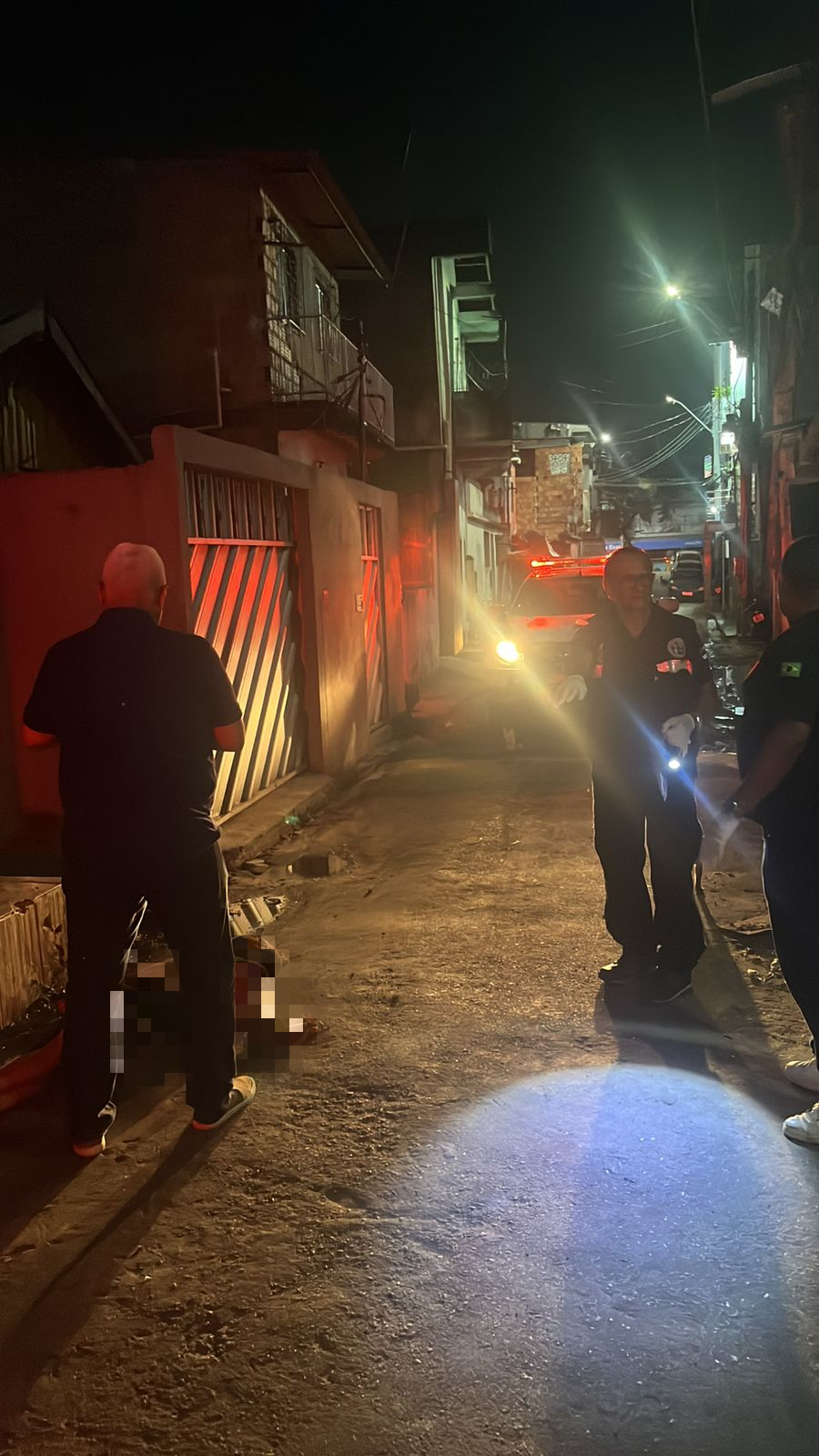 Homem é achado morto após moradores acordarem ao som de tiros na Compensa