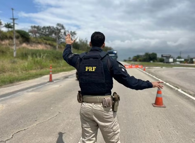 Pai abandona filho de 3 anos ao fugir de fiscalização da PRF em PE