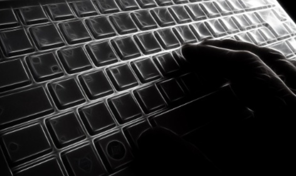 Preso por estupro virtual forçava vítimas a "tatuar" codinome com estilete