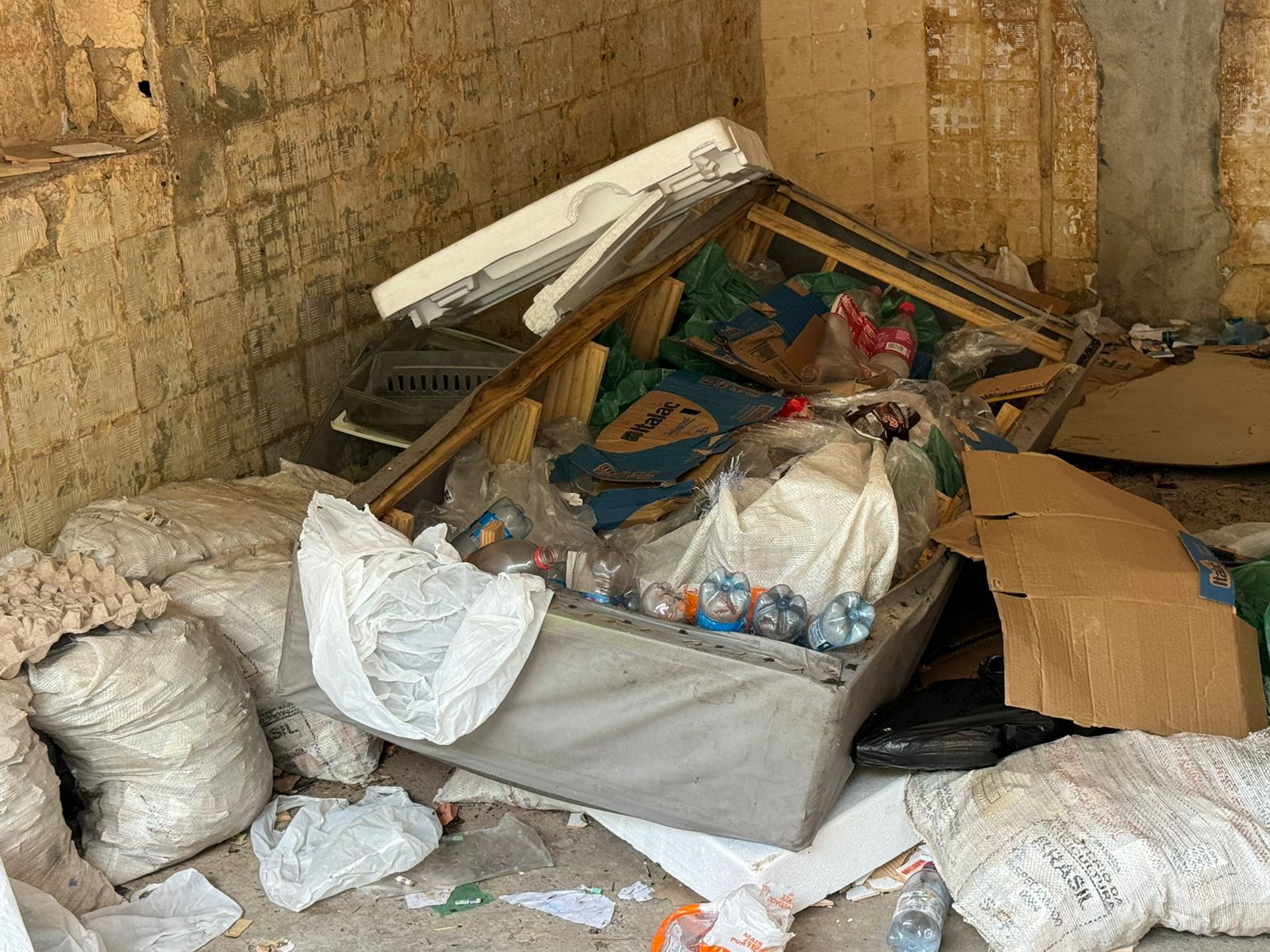 Corpo é encontrado dentro de saco em prédio no centro de Manaus