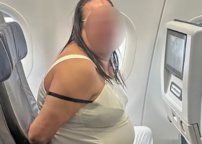 Mulher surta em voo da Azul, xinga passageiros e cospe em tripulantes