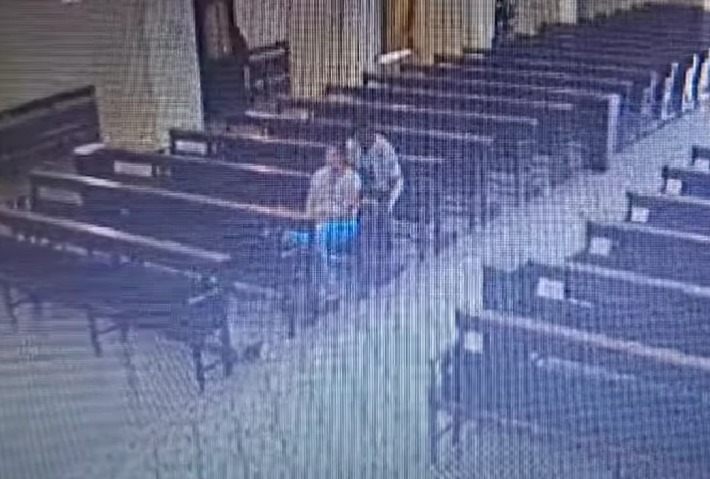 Mulher tem o celular furtado enquanto rezava em igreja 