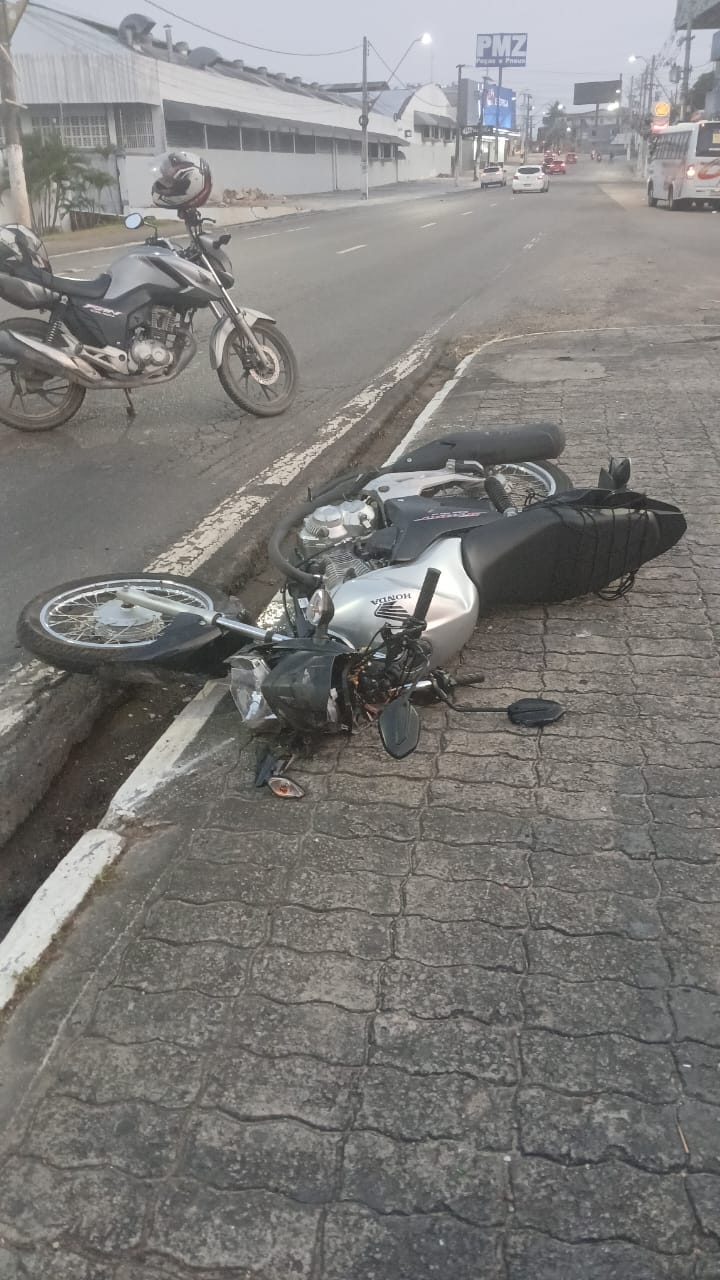 Acidente entre moto e micro-ônibus deixa homem ferido em Manaus