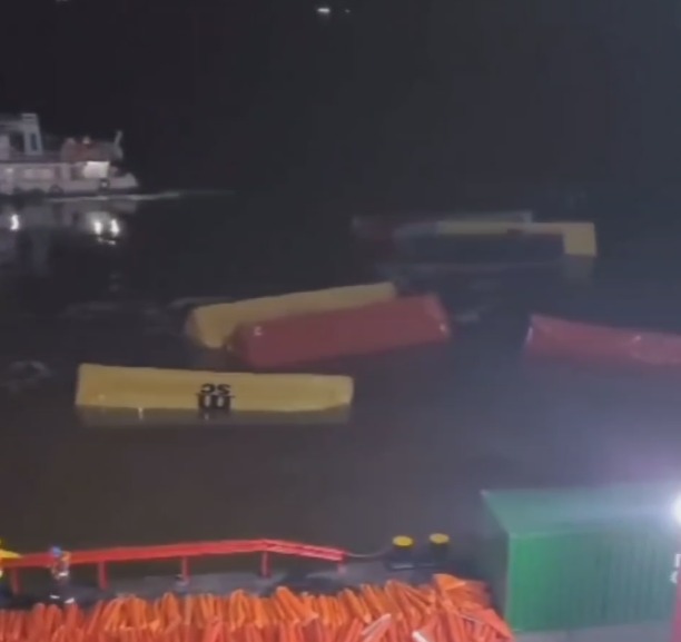 Contêineres caem de balsa no Rio Amazonas