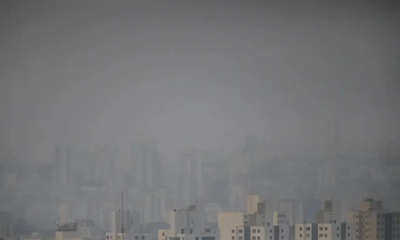 Nuvem de fumaça atinge novas regiões e cobre até 80% do Brasil