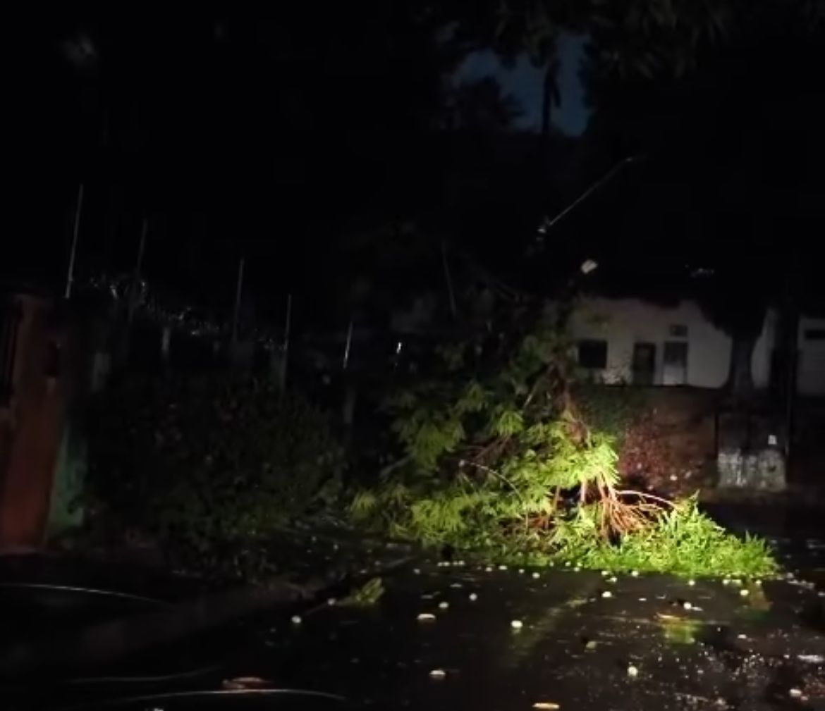 Após dias quentes, chuva forte atinge Manaus e deixa bairros sem energia